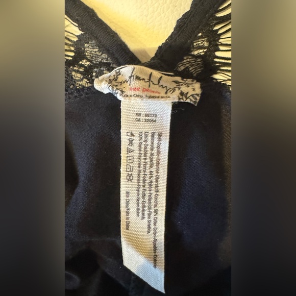 Elegant Black Lace Dress - Picture 3 of 4